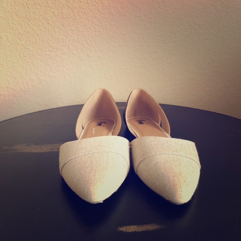 Excellent condition tan flats